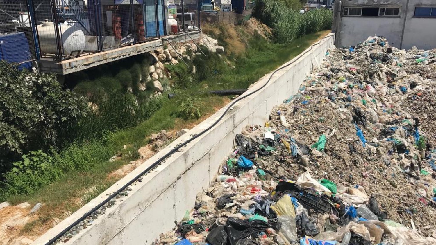 El PSOE pide a la Junta la limpieza del arroyo Zambrana y al Ayuntamiento de Alhaurín de la Torre que acometa el saneamiento en su cauce