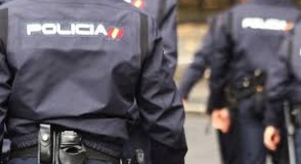 La Policía Nacional detiene en Antequera a un hombre por el hurto de una docena de paquetes de un furgón de reparto