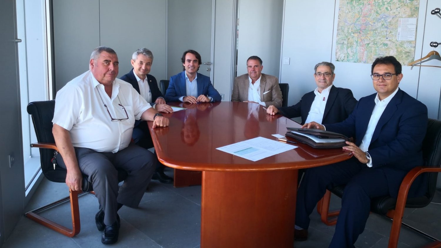 Las empresas de transporte y la Junta estudian nuevos servicios para potenciar la movilidad entre el interior y la costa