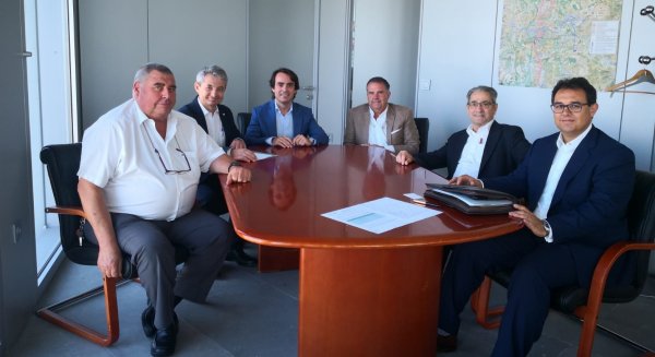 Las empresas de transporte y la Junta estudian nuevos servicios para potenciar la movilidad entre el interior y la costa