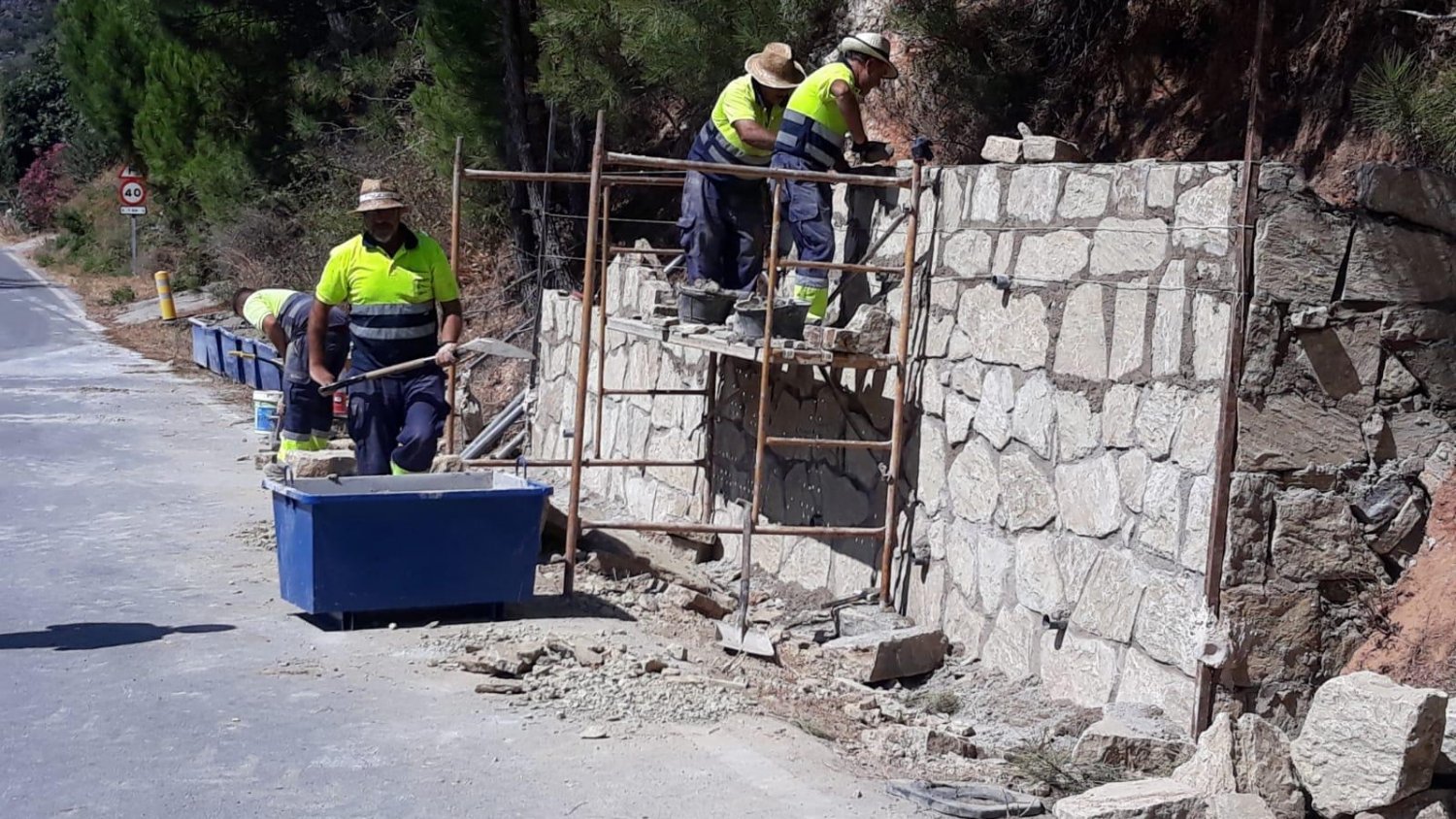La Diputación invierte 150.000 euros en el arreglo de desperfectos de la carretera de acceso a Casares desde la A-7