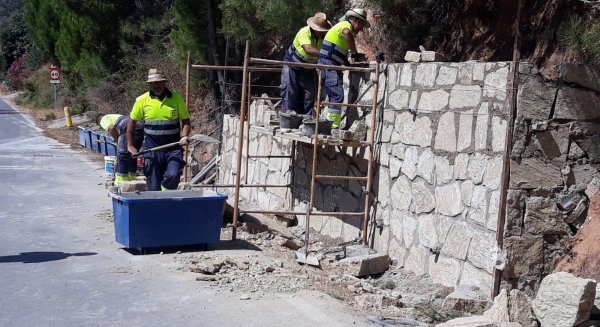 La Diputación invierte 150.000 euros en el arreglo de desperfectos de la carretera de acceso a Casares desde la A-7