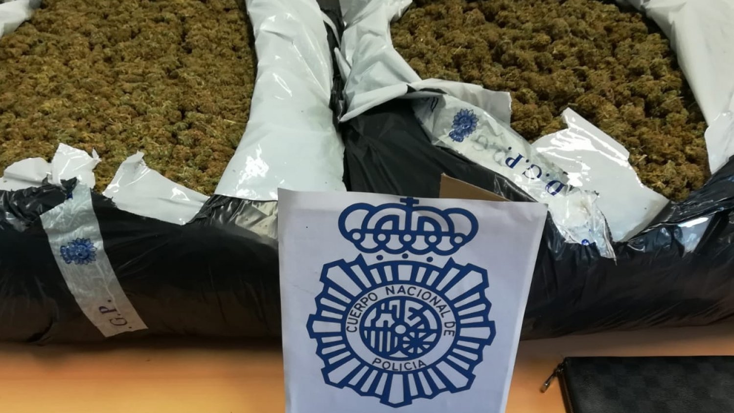 La Policía Nacional detiene a los conductores de un coche cuando trasportaban más de 12  kilos de marihuana