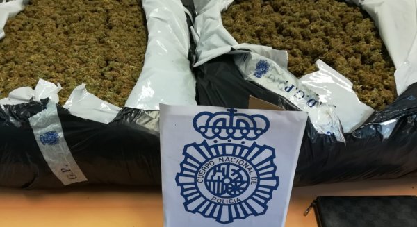 La Policía Nacional detiene a los conductores de un coche cuando trasportaban más de 12  kilos de marihuana