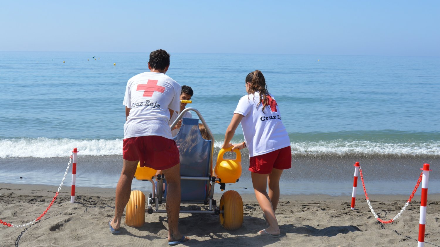 Rincón de la Victoria realiza actuaciones de mejora en los puntos destinados al baño de personas con movilidad reducida en las playas del litoral