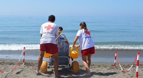Rincón de la Victoria realiza actuaciones de mejora en los puntos destinados al baño de personas con movilidad reducida en las playas del litoral