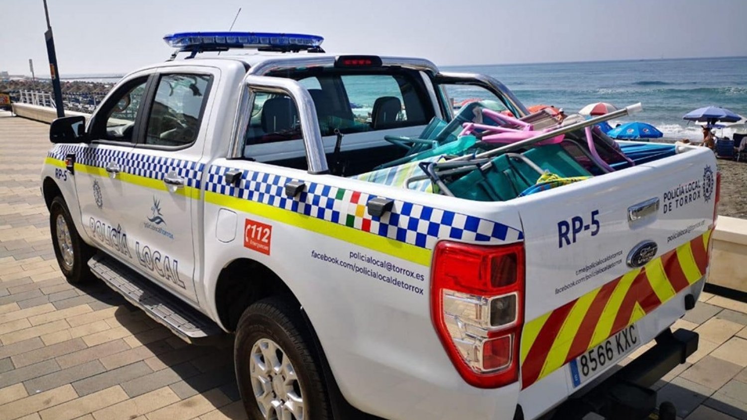 La Policía Local de Torrox reactiva en las playas la retirada de enseres para evitar que los bañistas reserven sitio
