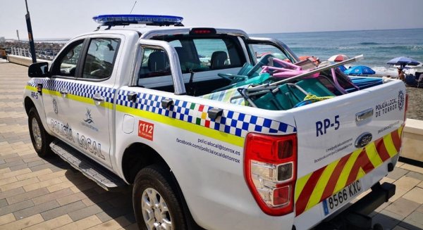 La Policía Local de Torrox reactiva en las playas la retirada de enseres para evitar que los bañistas reserven sitio