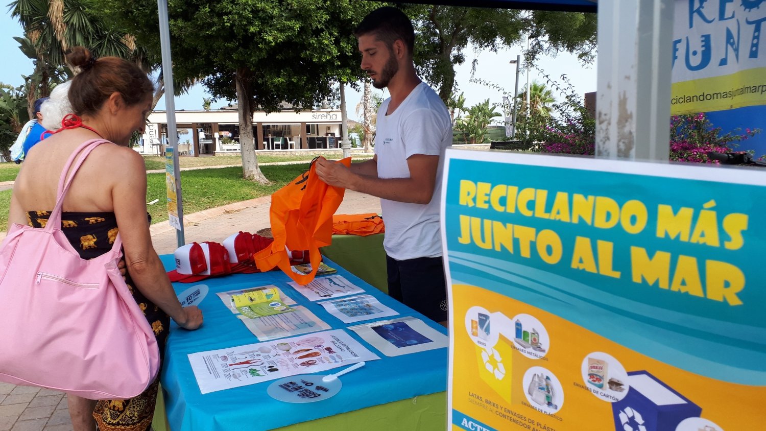 Puesta en marcha una campaña informativa en los cinco municipios costeros de la Axarquía para fomentar el reciclaje de envases