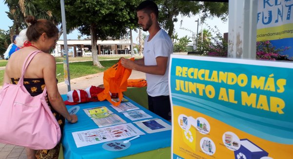 Puesta en marcha una campaña informativa en los cinco municipios costeros de la Axarquía para fomentar el reciclaje de envases
