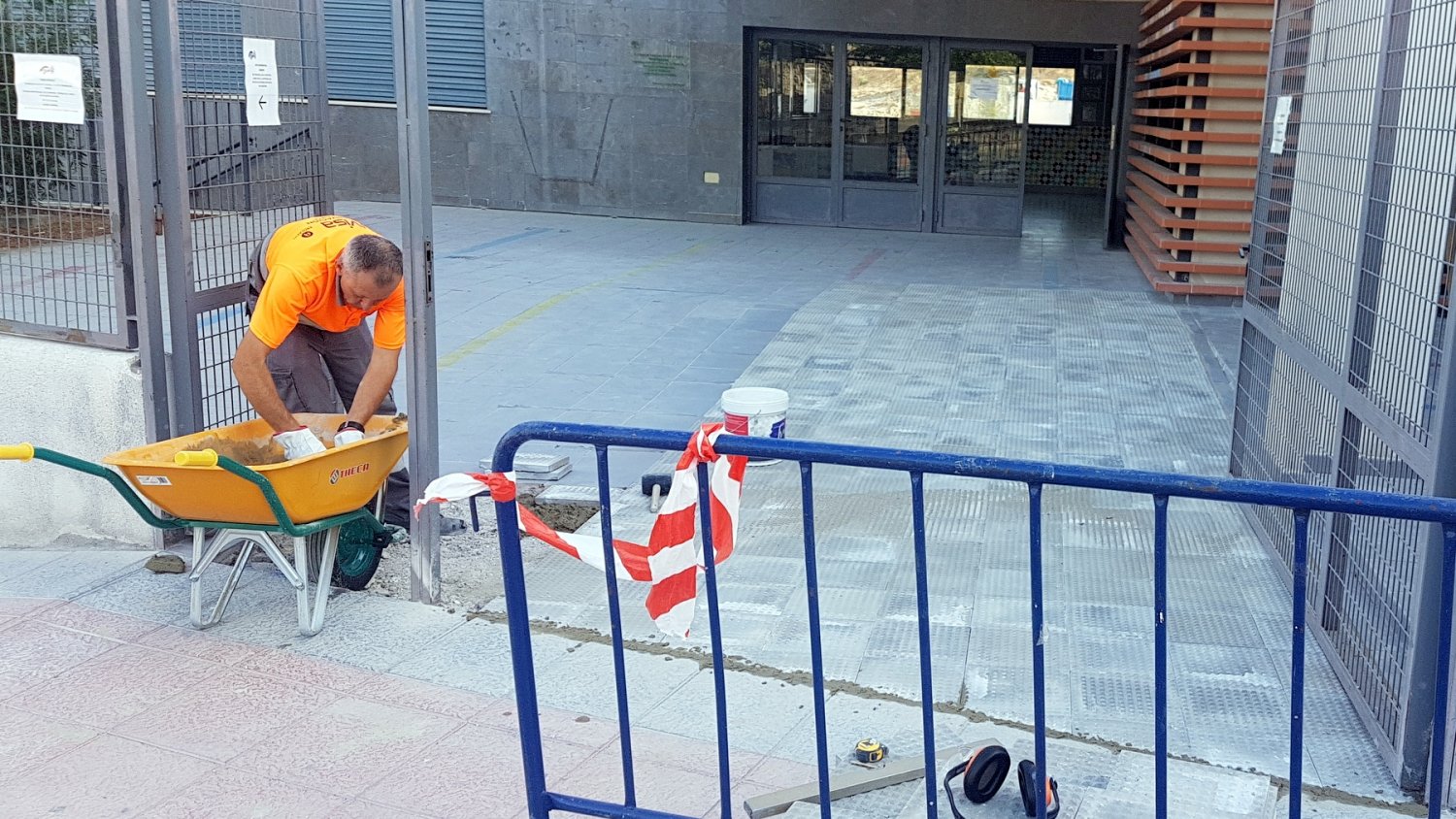 El Ayuntamiento de Estepona realizará más de un centenar de mejoras en los colegios durante el verano