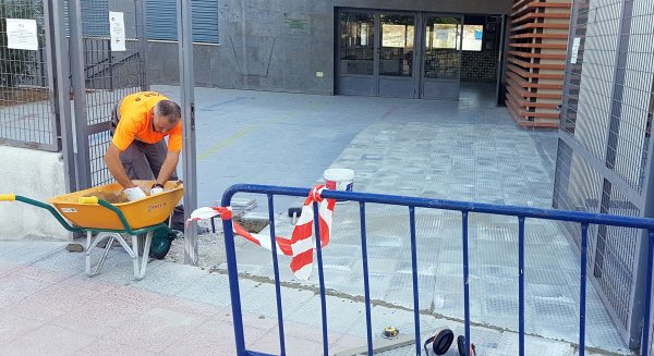 El Ayuntamiento de Estepona realizará más de un centenar de mejoras en los colegios durante el verano