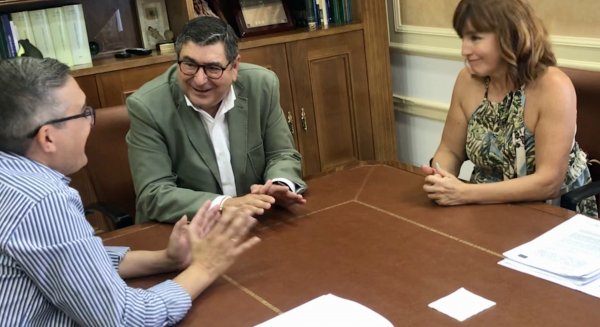 Moreno Ferrer firma el acta de inicio del proyecto de mejora del camino de Cabrillas en Vélez-Málaga