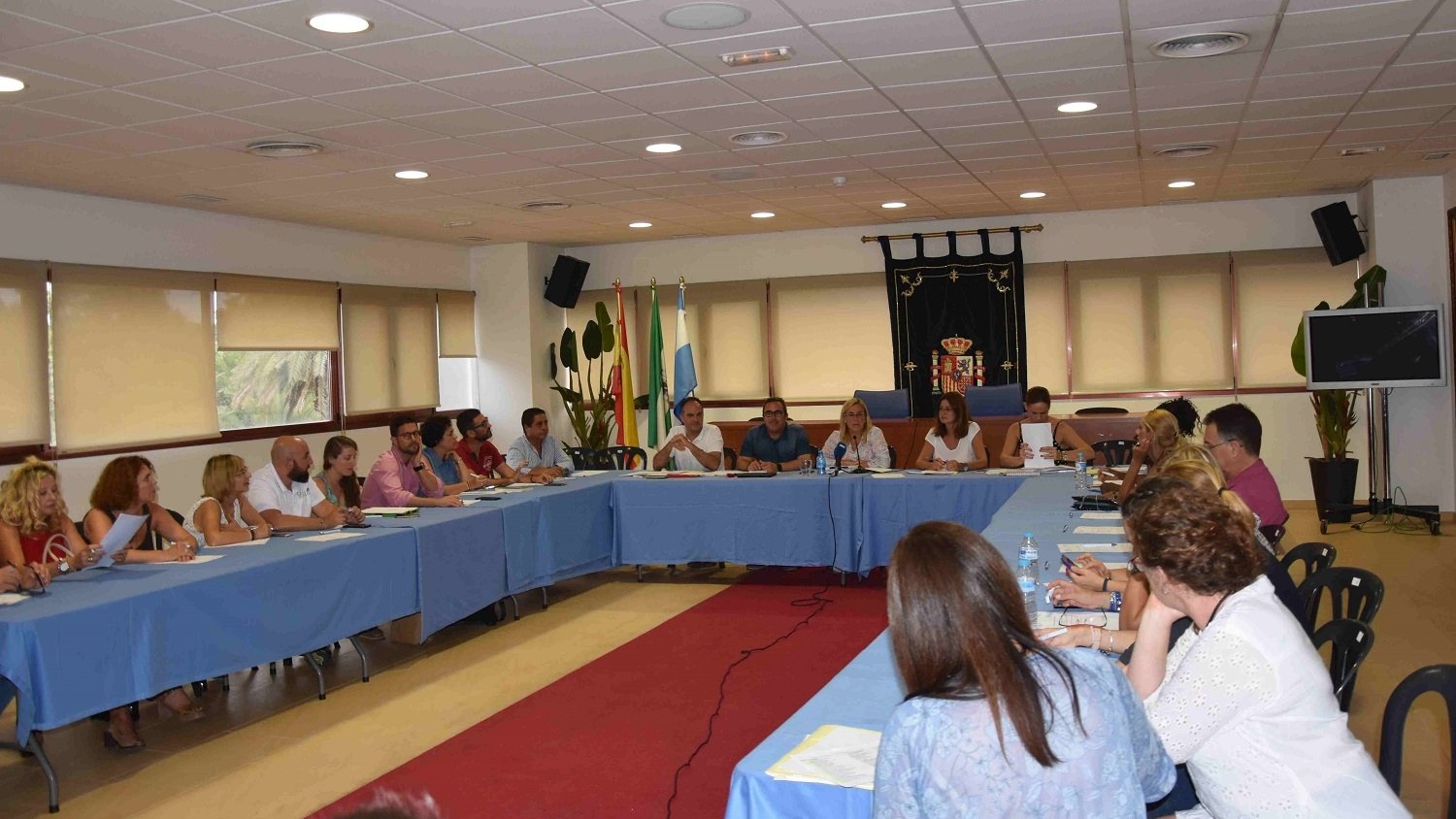 Fuengirola impulsa un programa de inclusión para que personas con discapacidad intelectual puedan reconocer comercios mediante pictogramas