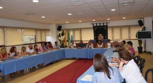 Fuengirola impulsa un programa de inclusión para que personas con discapacidad intelectual puedan reconocer comercios mediante pictogramas