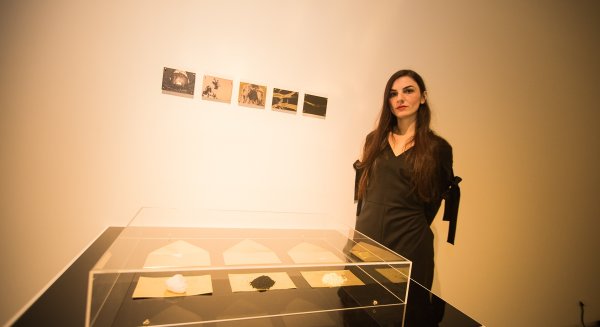 La poeta y artista visual malagueña Beatriz Ros recibe hoy el ‘XXVII Premio de Poesía Manuel Alcántara’