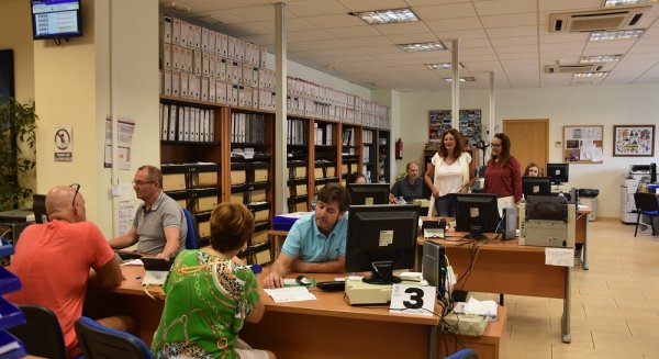 Fuengirola lleva a cabo una campaña informativa para comunicar que el pago de los impuestos en periodo voluntario permitirá una ayuda del 30% de descuento