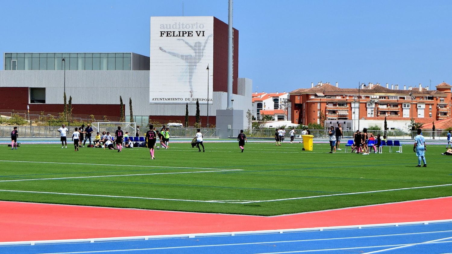 El Ayuntamiento de Estepona destina a APRONA el alquiler de los espacios deportivos del Estadio de Atletismo