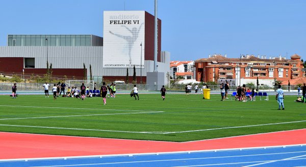 El Ayuntamiento de Estepona destina a APRONA el alquiler de los espacios deportivos del Estadio de Atletismo