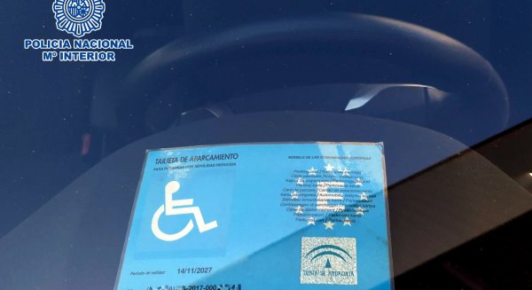 Desmantelado un entramado relacionado con el robo por encargo de tarjetas de aparcamiento para personas con movilidad reducida