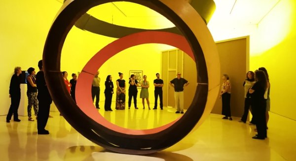 Danza contemporánea, música minimalista y teatro para televisión son las nuevas actividades en torno a la muestra de Bruce Nauman