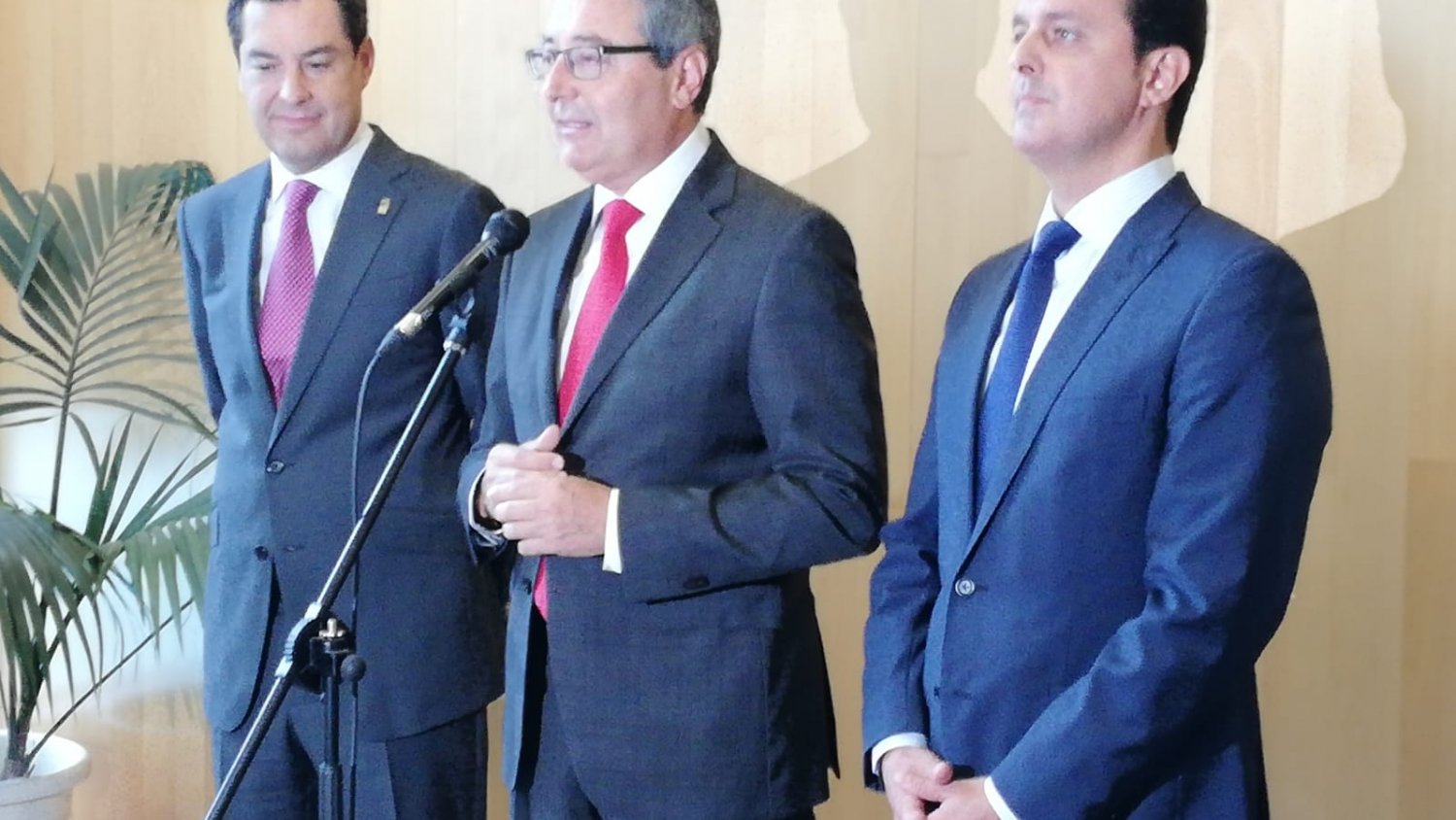 Juanma Moreno asegura que la Junta pagará las deudas a los ayuntamientos y las diputaciones provinciales antes de finales de 2020