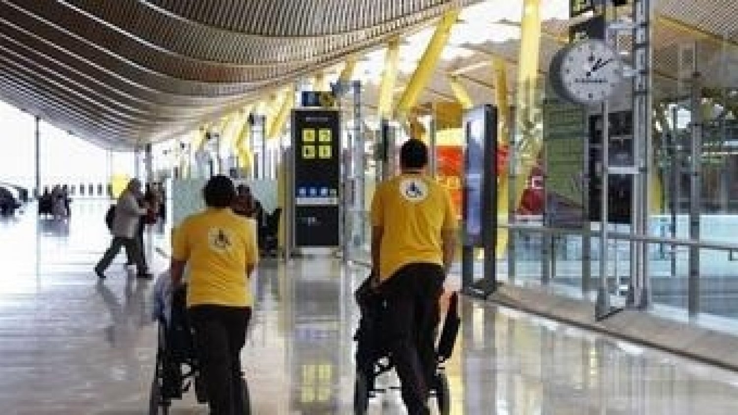 CCOO y Ferrovial Servicios alcanzan un acuerdo sobre la plantilla del servicio de ayuda a pasajeros con movilidad reducida en el Aeropuerto de Málaga