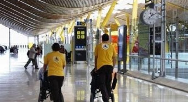 CCOO y Ferrovial Servicios alcanzan un acuerdo sobre la plantilla del servicio de ayuda a pasajeros con movilidad reducida en el Aeropuerto de Málaga