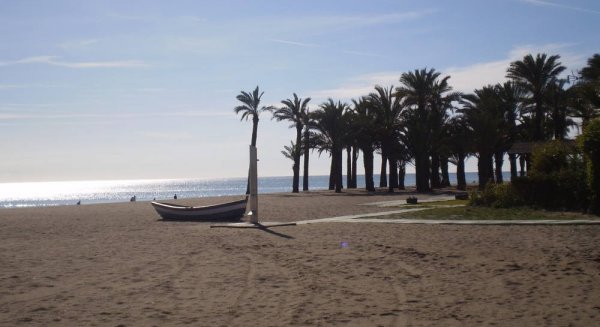 Torremolinos habilita cuatro zonas de baño para personas con movilidad reducidas en las playas de la Carihuela, El Bajondillo, Playamar y Los Álamos