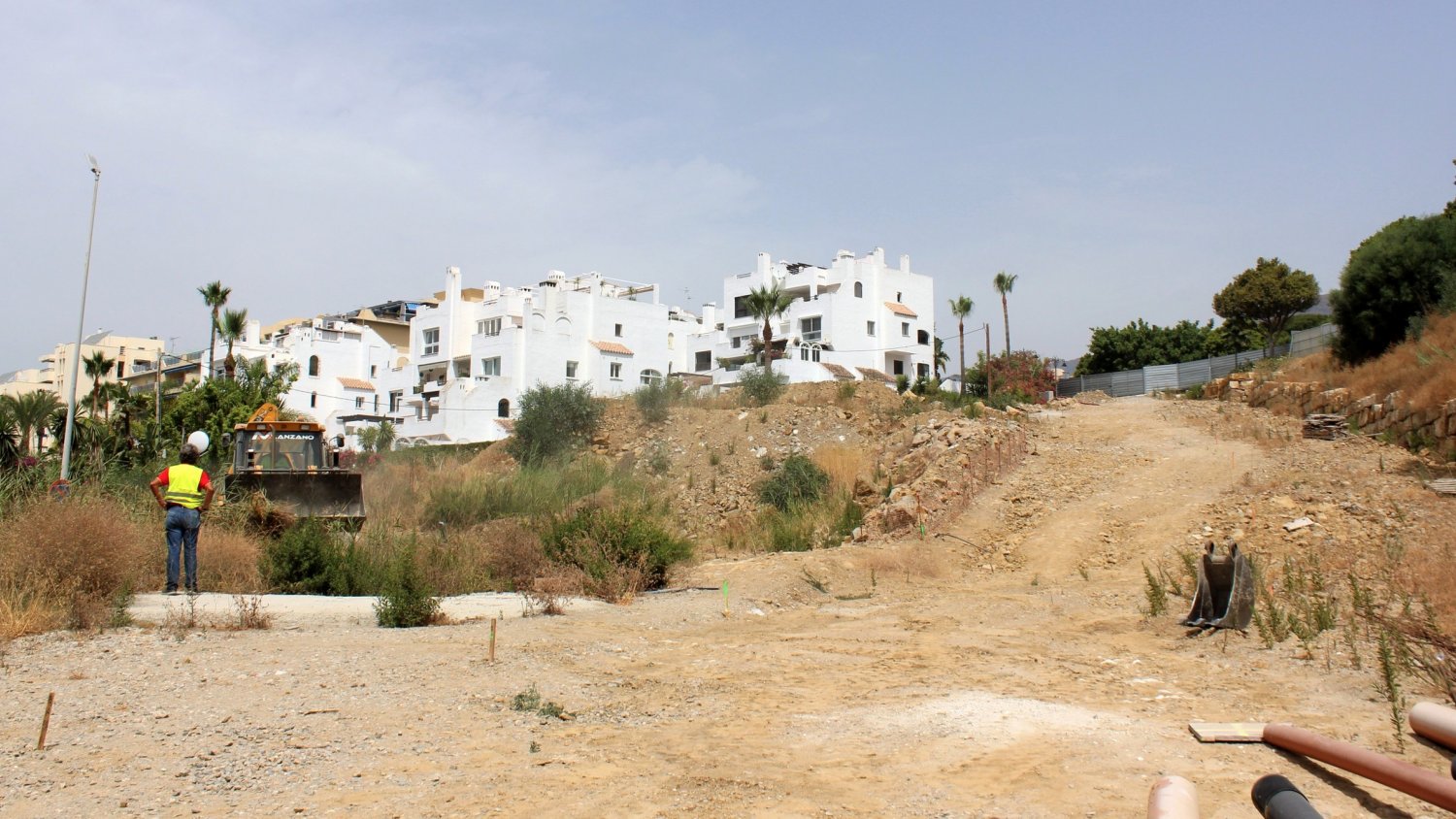 Estepona comienza las obras de mejora del entorno de la playa del Cristo con la creación de una zona verde, un tramo de senda litoral y un acceso vial