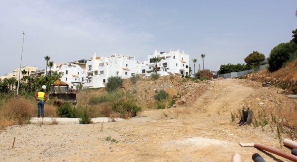 Estepona comienza las obras de mejora del entorno de la playa del Cristo con la creación de una zona verde, un tramo de senda litoral y un acceso vial