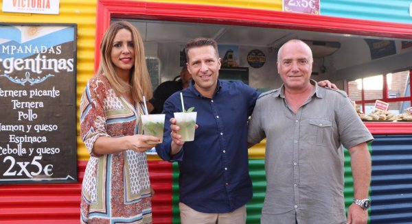 Arranca en Torrox Costa la 'II FoodtrucksXperience' con 9 camiones internacionales ubicados en la Avenida El Faro