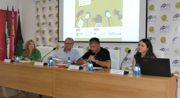 Álvaro López Martín y Victoria Zulema Pérez Moya reciben los 'I Premios al Mejor Expediente de Periodismo y de Comunicación Audiovisual' de la APM