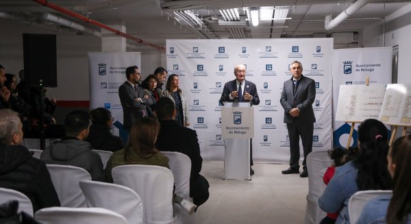 El Ayuntamiento de Málaga entrega las llaves de 24 viviendas en Campanillas para familias jóvenes