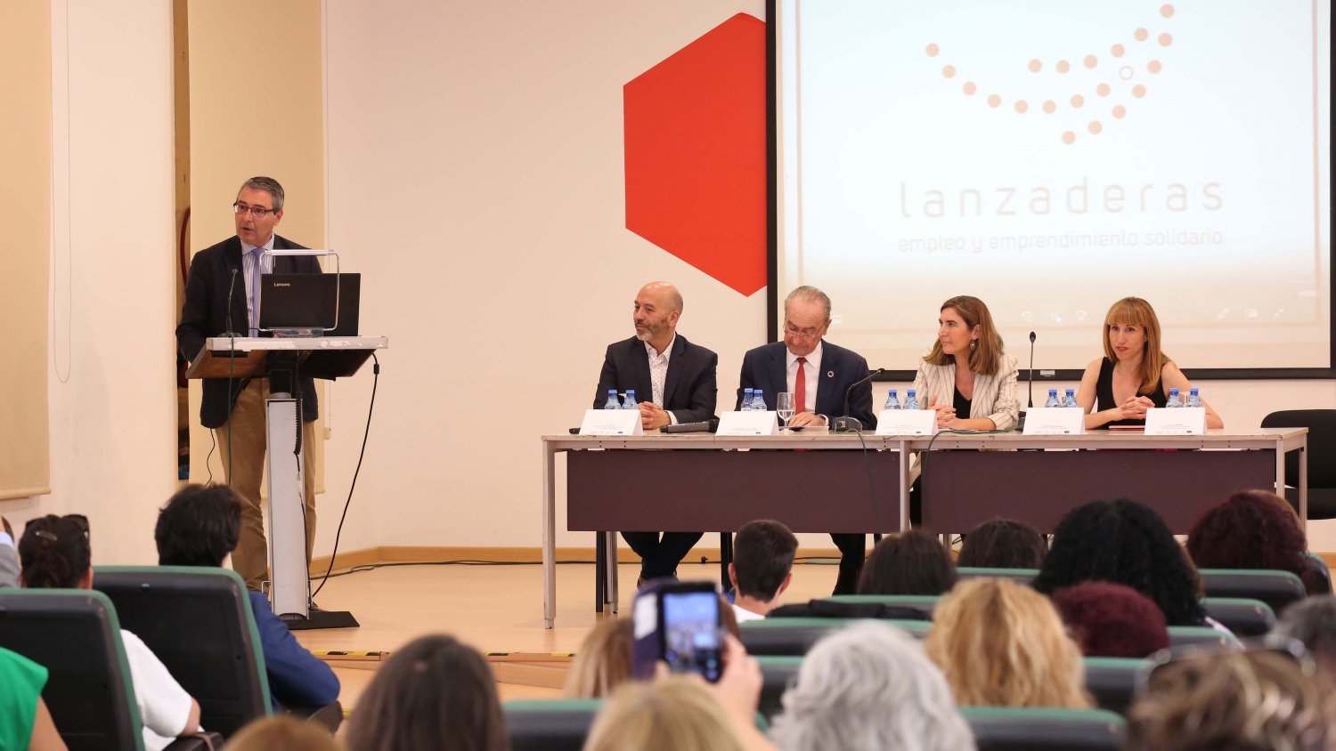 Salado plantea a la Junta extender a toda Andalucía el Plan Primera Oportunidad para fomentar la contratación de jóvenes graduados