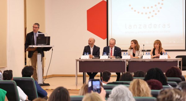 Salado plantea a la Junta extender a toda Andalucía el Plan Primera Oportunidad para fomentar la contratación de jóvenes graduados