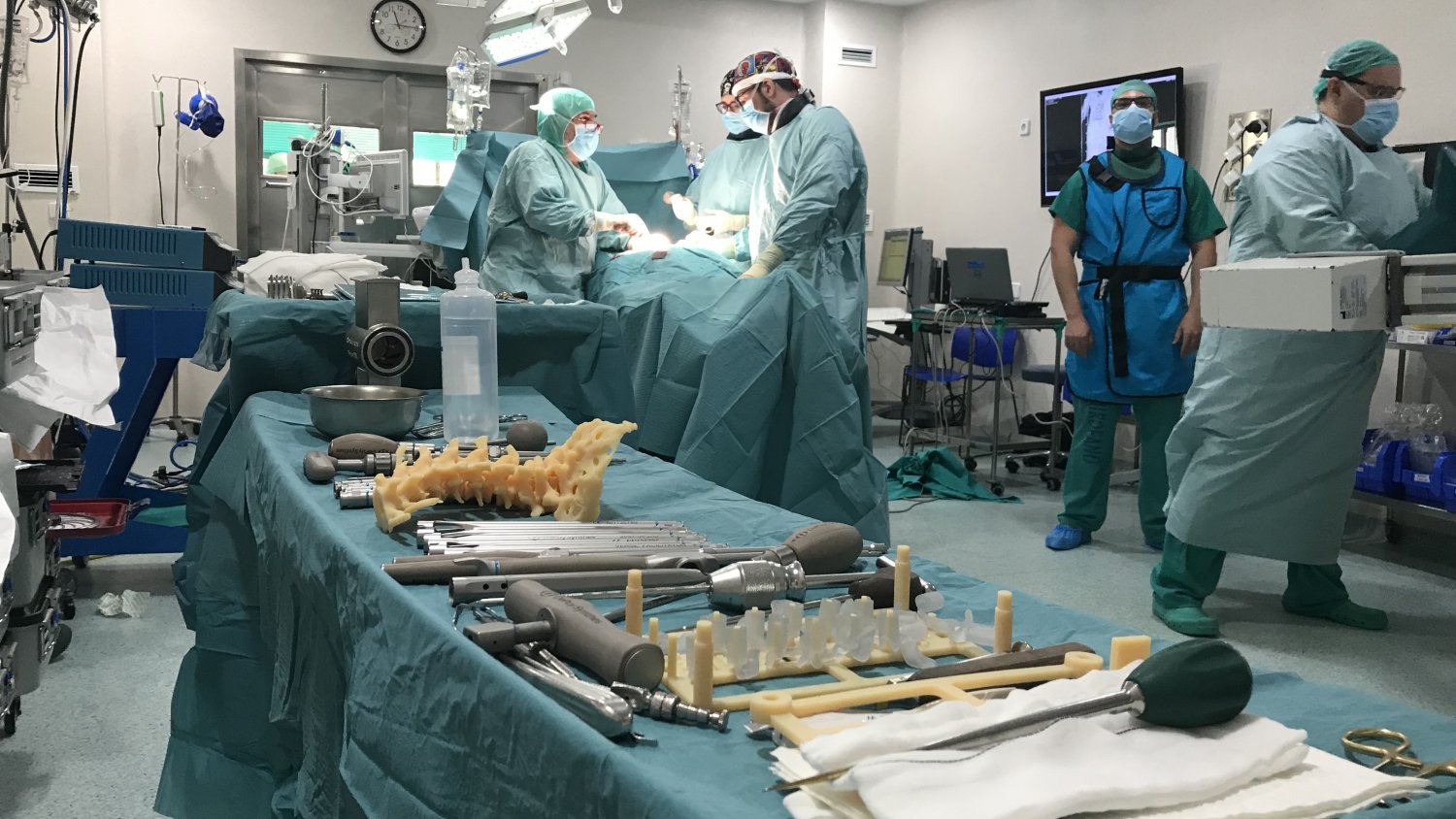 El Hospital Regional de Málaga emplea de forma pionera tecnología 3D para intervención de escoliosis de columna