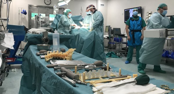 El Hospital Regional de Málaga emplea de forma pionera tecnología 3D para intervención de escoliosis de columna