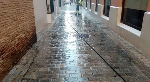 El Ayuntamiento de Antequera y Aguas del Torcal continúan con la campaña especial de verano de limpieza y baldeo de calles