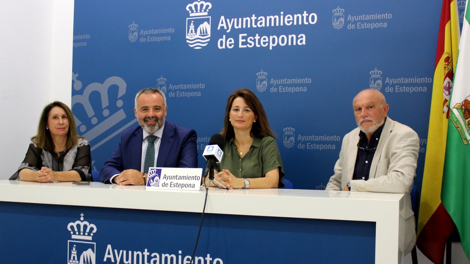 El Ayuntamiento de Estepona y Obra Social ‘La Caixa’ entregan 1.800 euros a la asociación de Autismo para la contratación de un logopeda