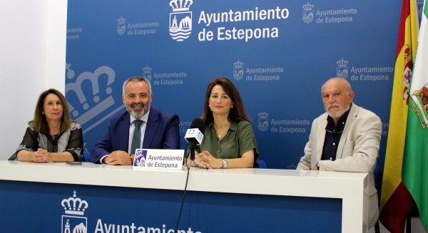 El Ayuntamiento de Estepona y Obra Social ‘La Caixa’ entregan 1.800 euros a la asociación de Autismo para la contratación de un logopeda