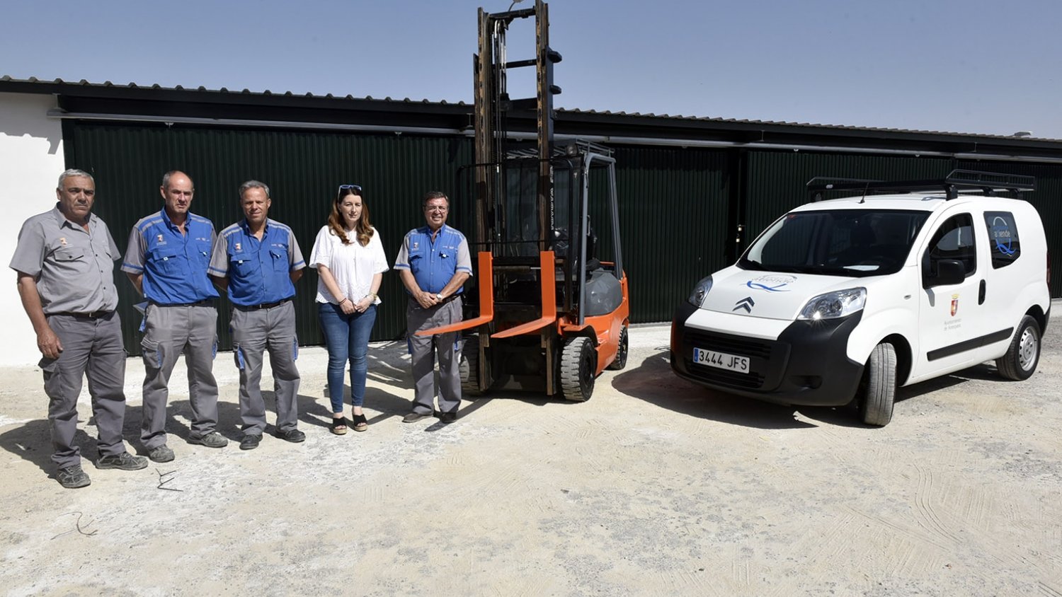 El Ayuntamiento de Antequera adquiere una nueva furgoneta y una carretilla elevadora para mejorar los servicios operativos municipales