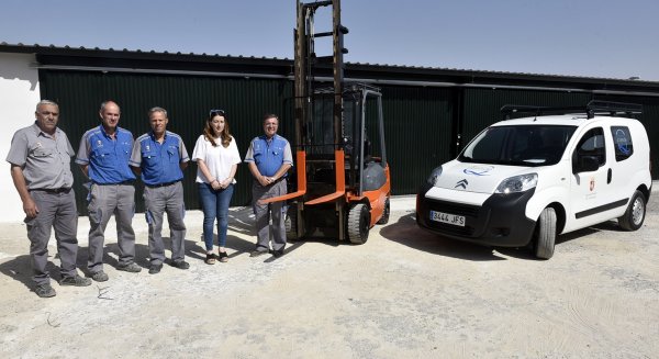 El Ayuntamiento de Antequera adquiere una nueva furgoneta y una carretilla elevadora para mejorar los servicios operativos municipales