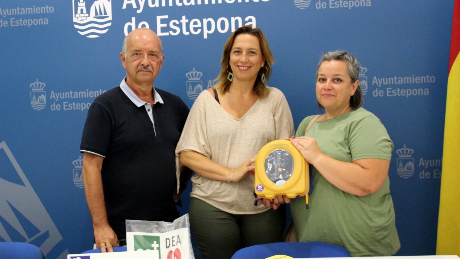 Estepona amplía a 16 el número de desfibriladores tras la donación de un nuevo dispositivo por parte de una vecina