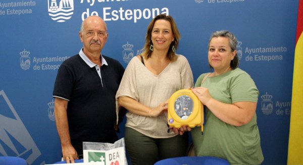 Estepona amplía a 16 el número de desfibriladores tras la donación de un nuevo dispositivo por parte de una vecina