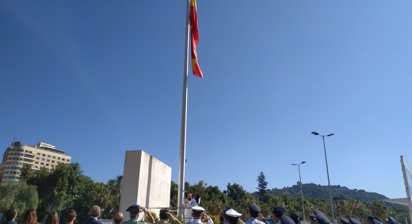 Representantes políticos y militares izan la nueva bandera española situada en el Puerto de Málaga