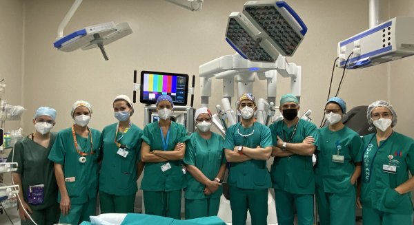 Profesionales del Hospital Regional de Málaga realizan la primera intervención con el robot Da Vinci