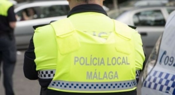 La Policía Local detiene a un individuo tras sorprenderlo provocando un fuego intencionado junta a la autovía MA-20