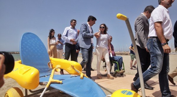 Turismo lanzará el próximo año una guía de playas accesibles de todo el litoral andaluz