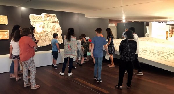 El Museo de Málaga acoge un 'escape room' y una búsqueda del tesoro para pacientes de pediatría con problemas de salud mental del Materno Infantil